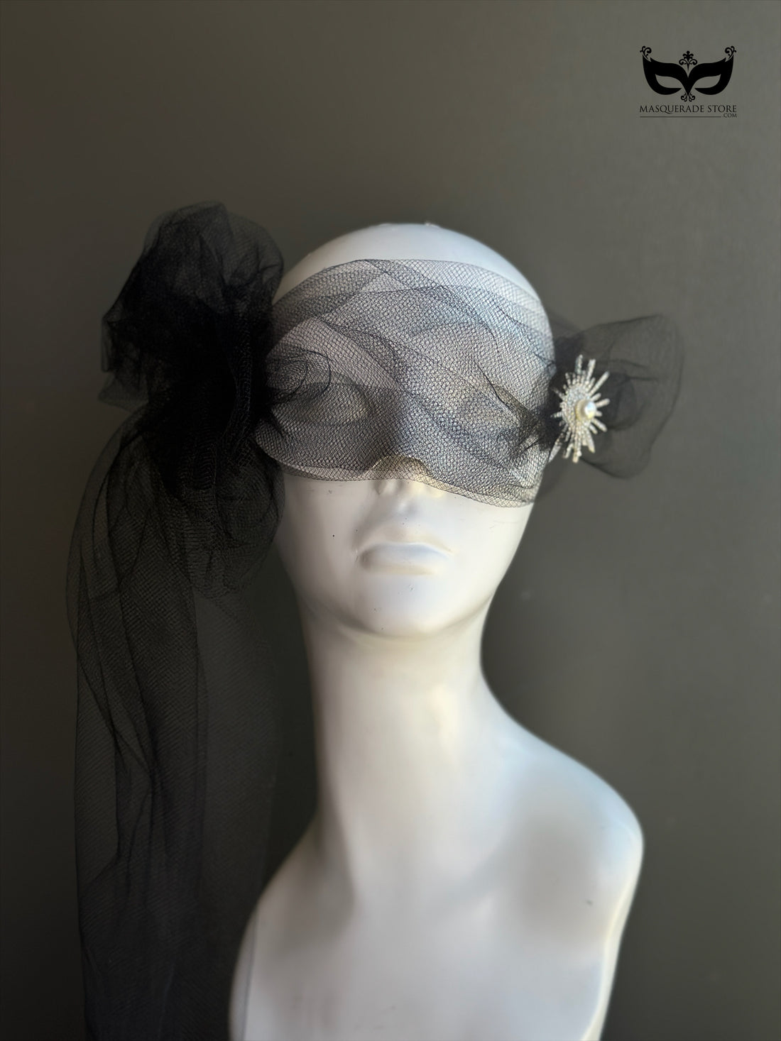 Noir white mask  – Black Tulle