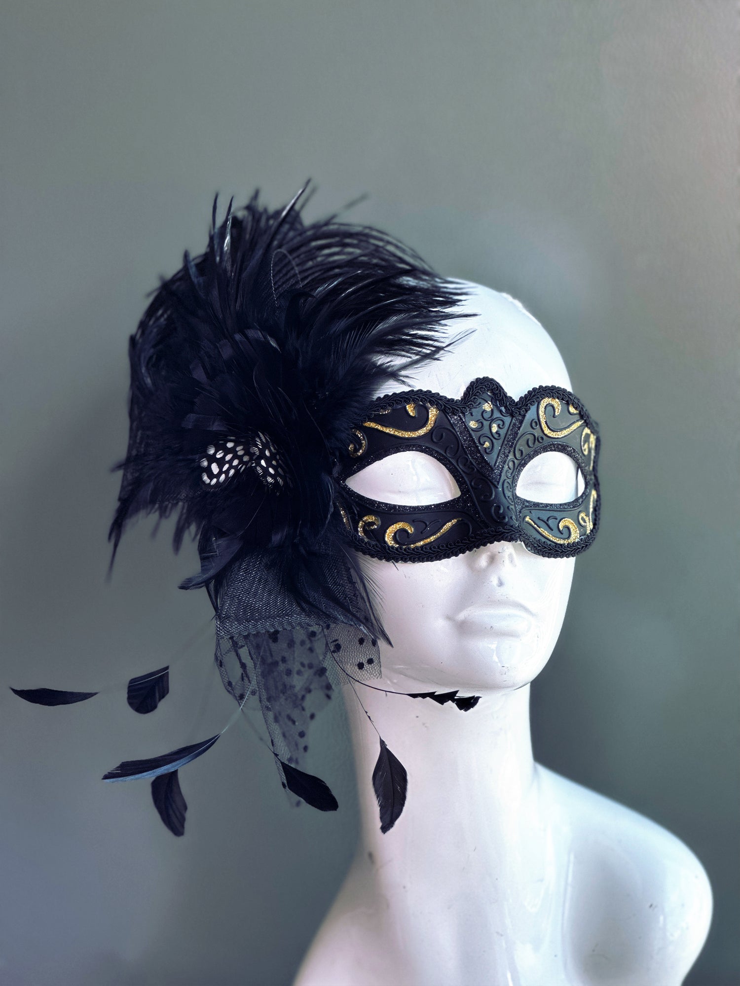 Midnight Serenade – Black Gold Feather Mask