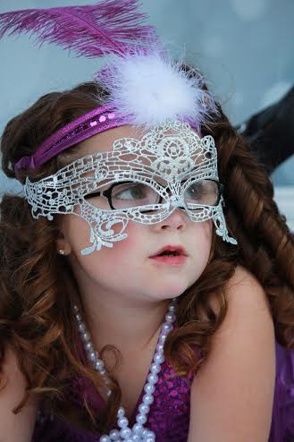 Kids lace masquerade mask in white.
