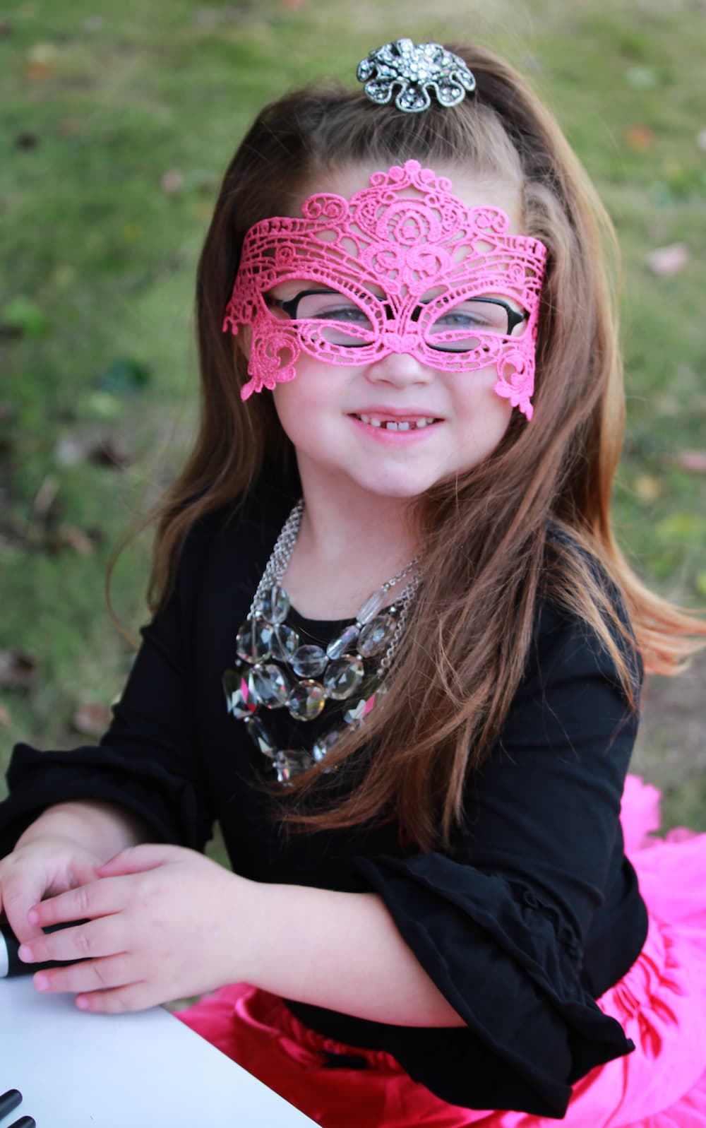 Kids lace masquerade mask in pink.
