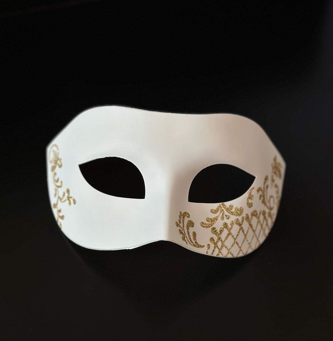 White men mask  with gold detail for elegant formal events.