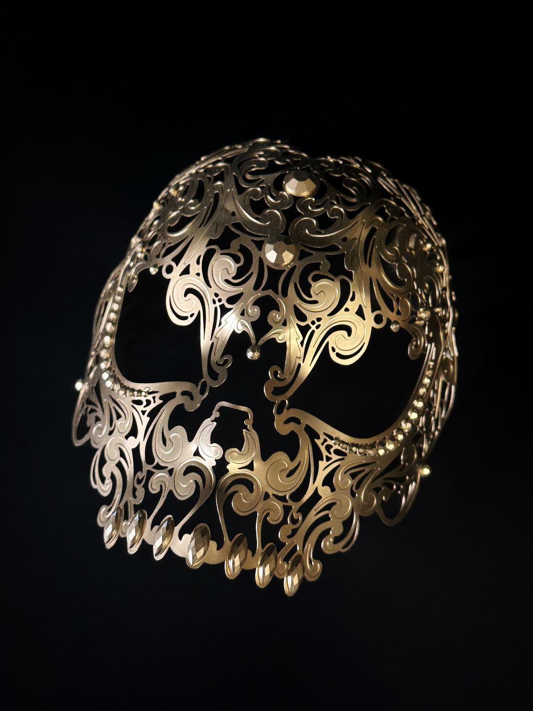 Metal skull mask in gold.