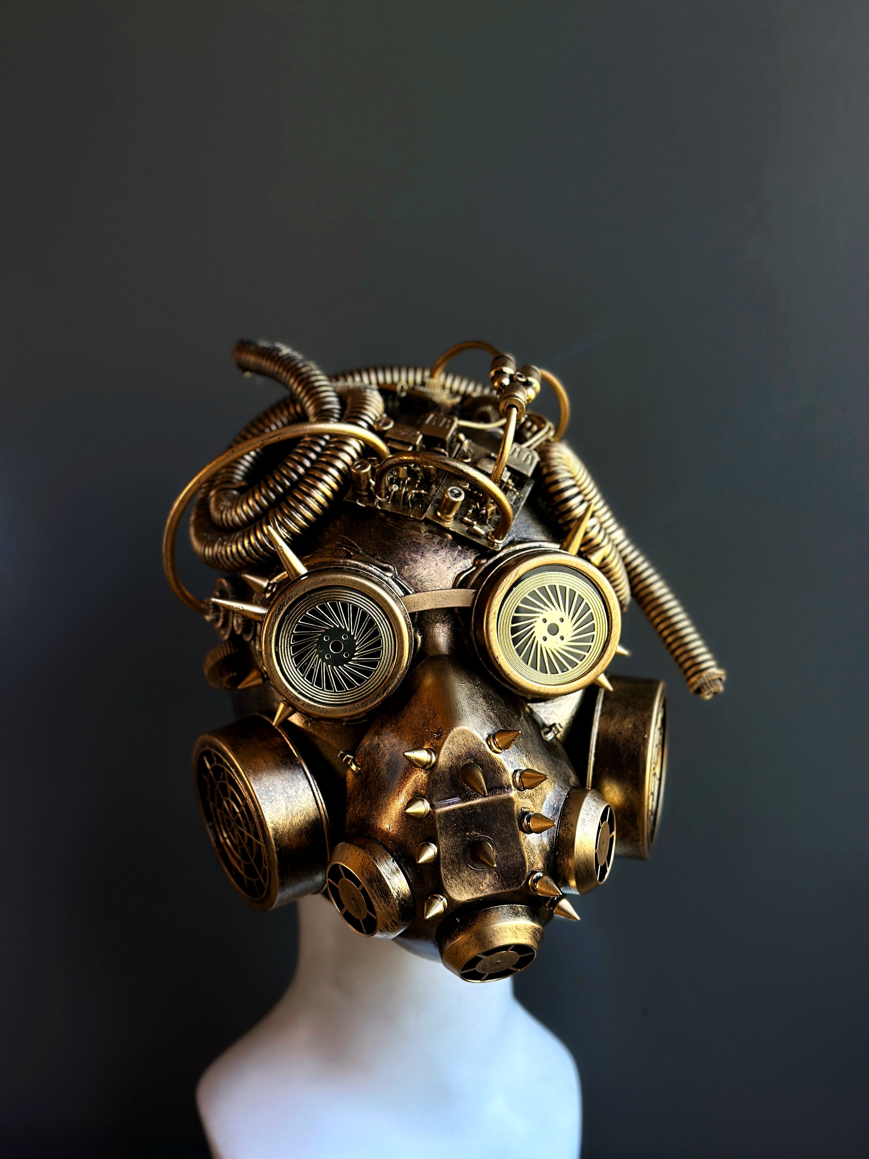 https://www.masqueradestore.com/cdn/shop/files/Men_sSteampunkCosplayGasMaskGold.jpg?v=1699468208