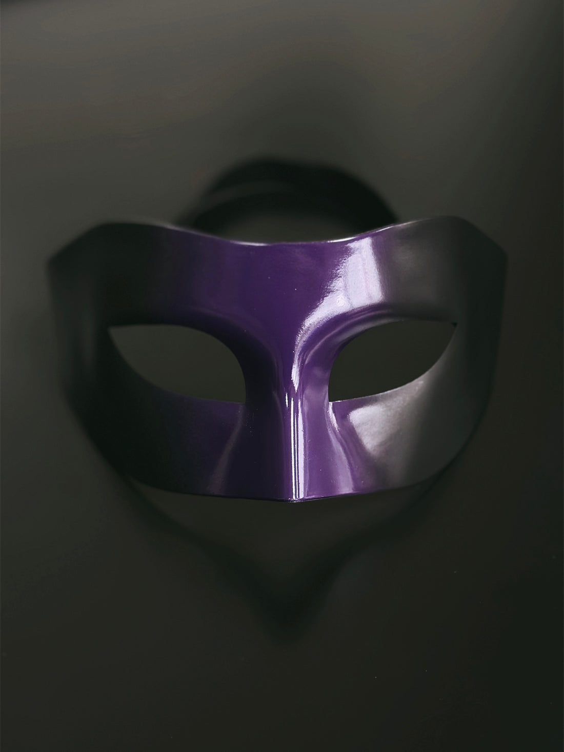 Purple and black men’s masquerade mask with a smooth glossy finish, ideal for masquerade balls, Mardi Gras, and Venetian costume events.