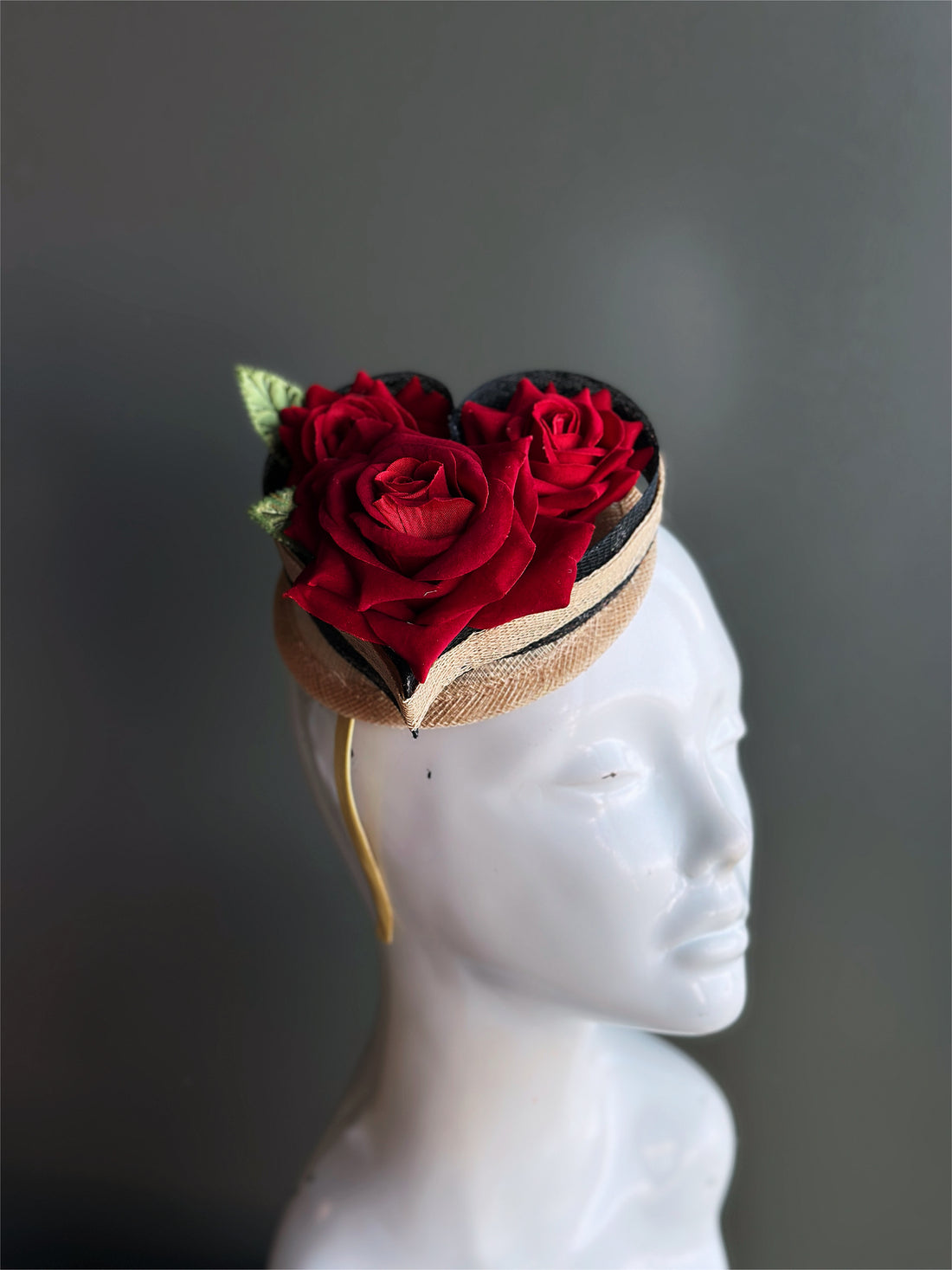 Heart-shaped fascinator hat with red rose bouquet design, perfect for weddings, tea parties, Valentine’s Day, and derby events.