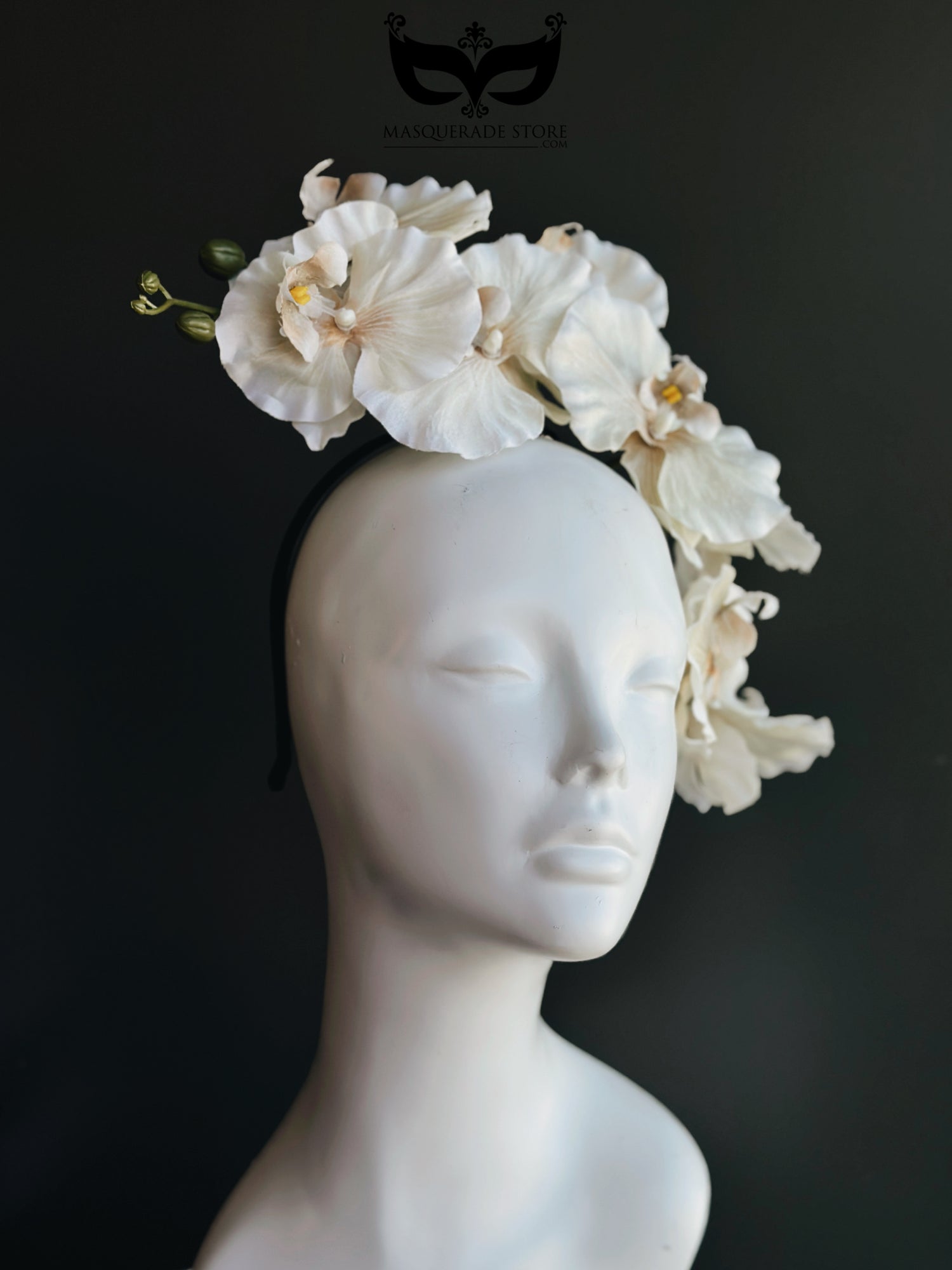 The orchid fascinator in elegant white features an orchid bloom. It is perfect for weddings, derby events, garden parties, and special occasions