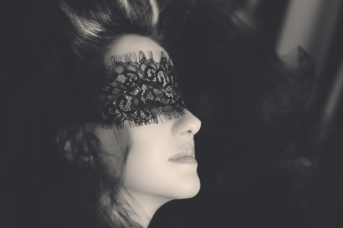 Elegant black lace blindfold for Valentine&