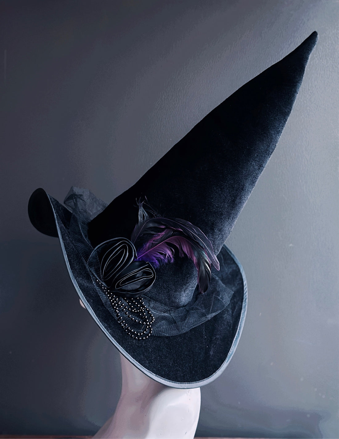 Black velvet witch hat with purple feather, gothic rosettes, and tulle trim – perfect for Halloween costumes or witch cosplay.