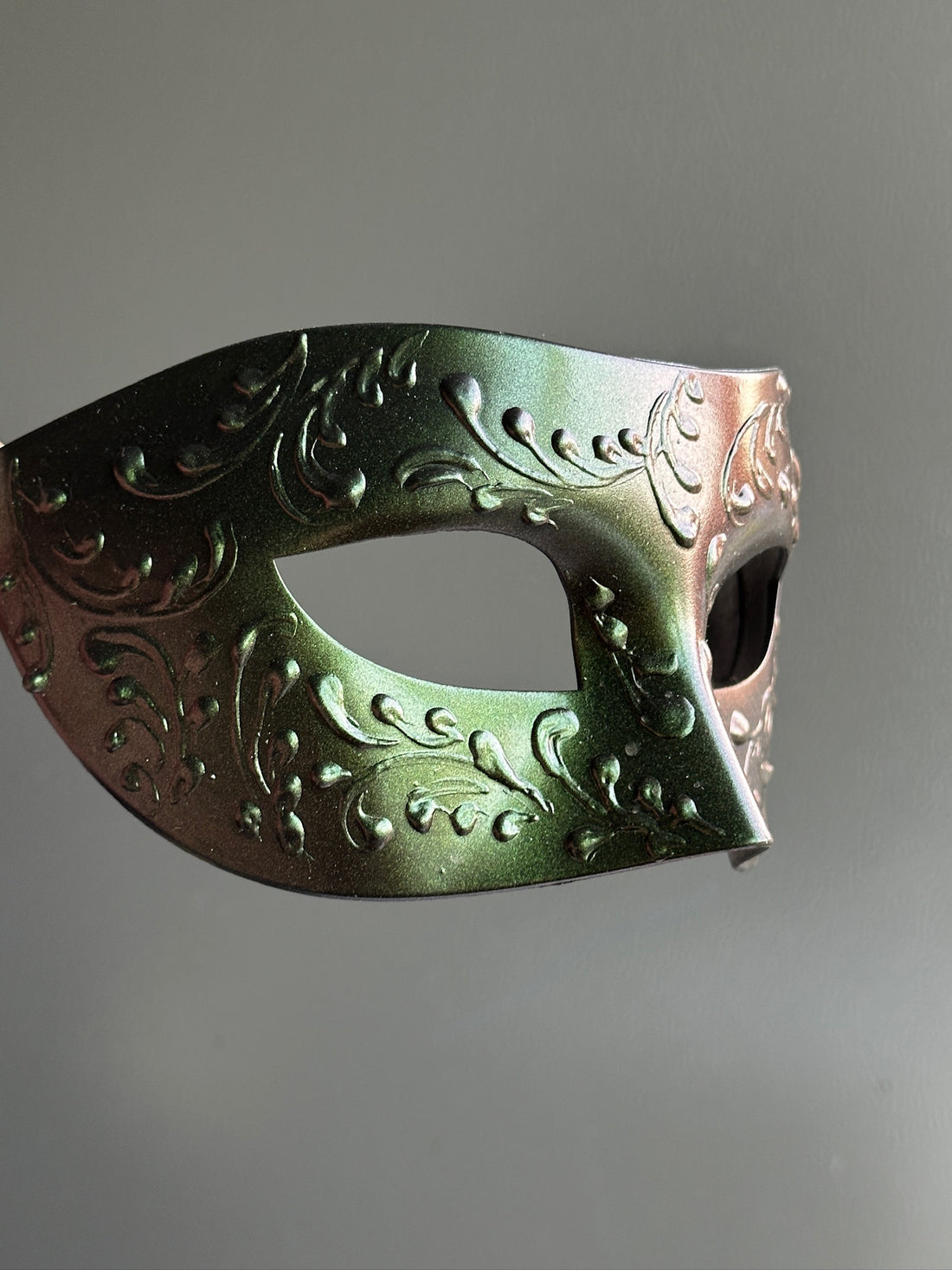 Color-shifting green to bronze men’s masquerade mask with embossed baroque design for costume parties or events