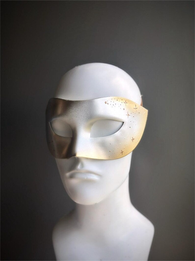 Men’s Venetian masquerade mask in gold and silver metallic tones, perfect for Carnival, masquerade balls, and Halloween.