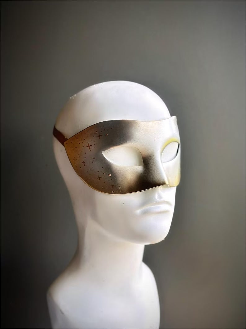 Men’s Venetian masquerade mask in gold and silver metallic tones, perfect for Carnival, masquerade balls, and Halloween.