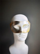 Men’s Venetian masquerade mask in gold and silver metallic tones, perfect for Carnival, masquerade balls, and Halloween.
