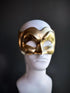 Men’s gold Venetian masquerade mask with metallic finish, designed for Carnival, masquerade balls, and Halloween.