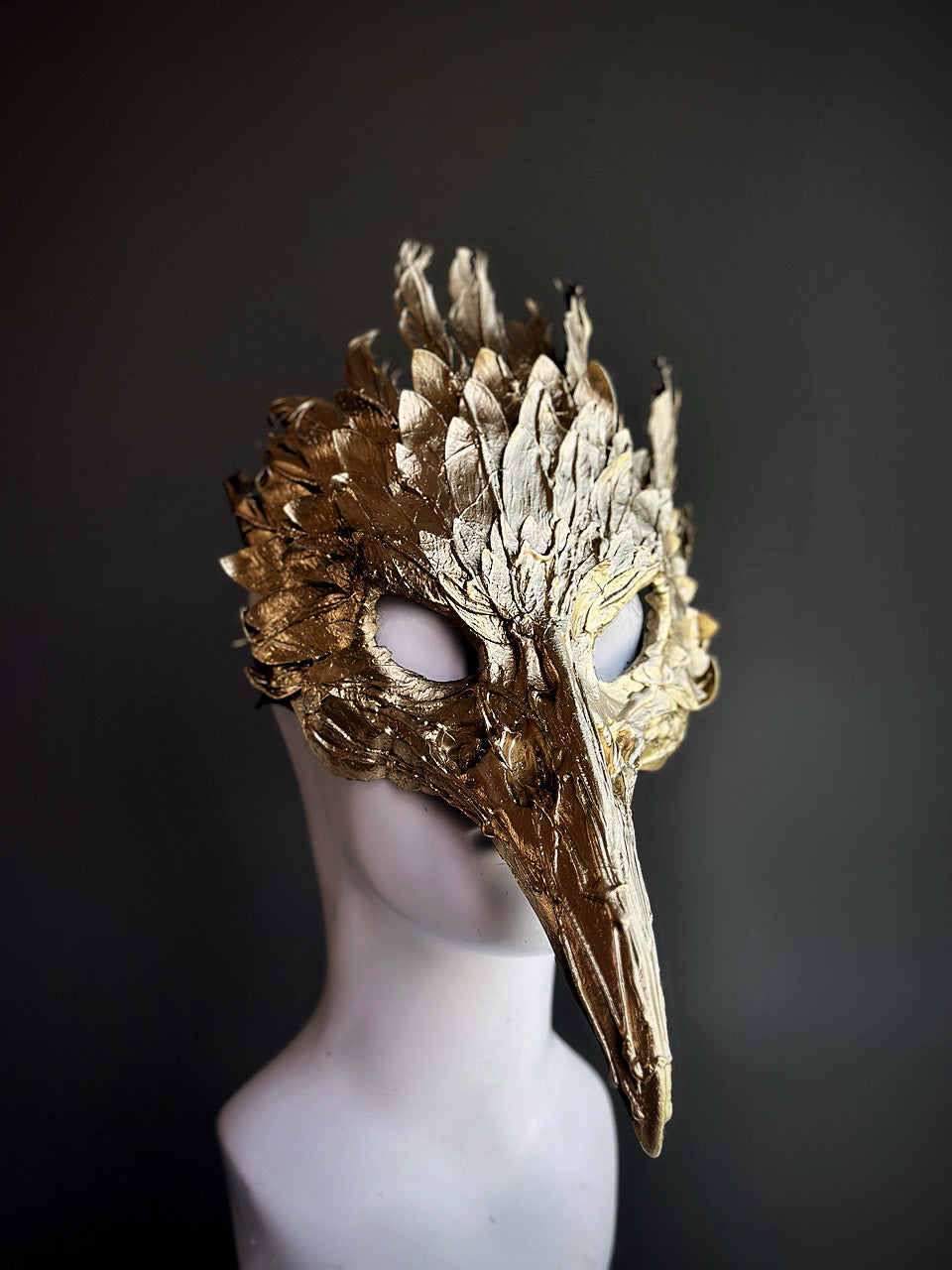 Golden bird mask with sculpted feather details and a long beak, perfect for masquerades, fantasy events, and theatrical performances.

