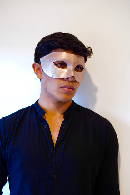 Men’s champagne gold masquerade mask with metallic finish for elegant events.