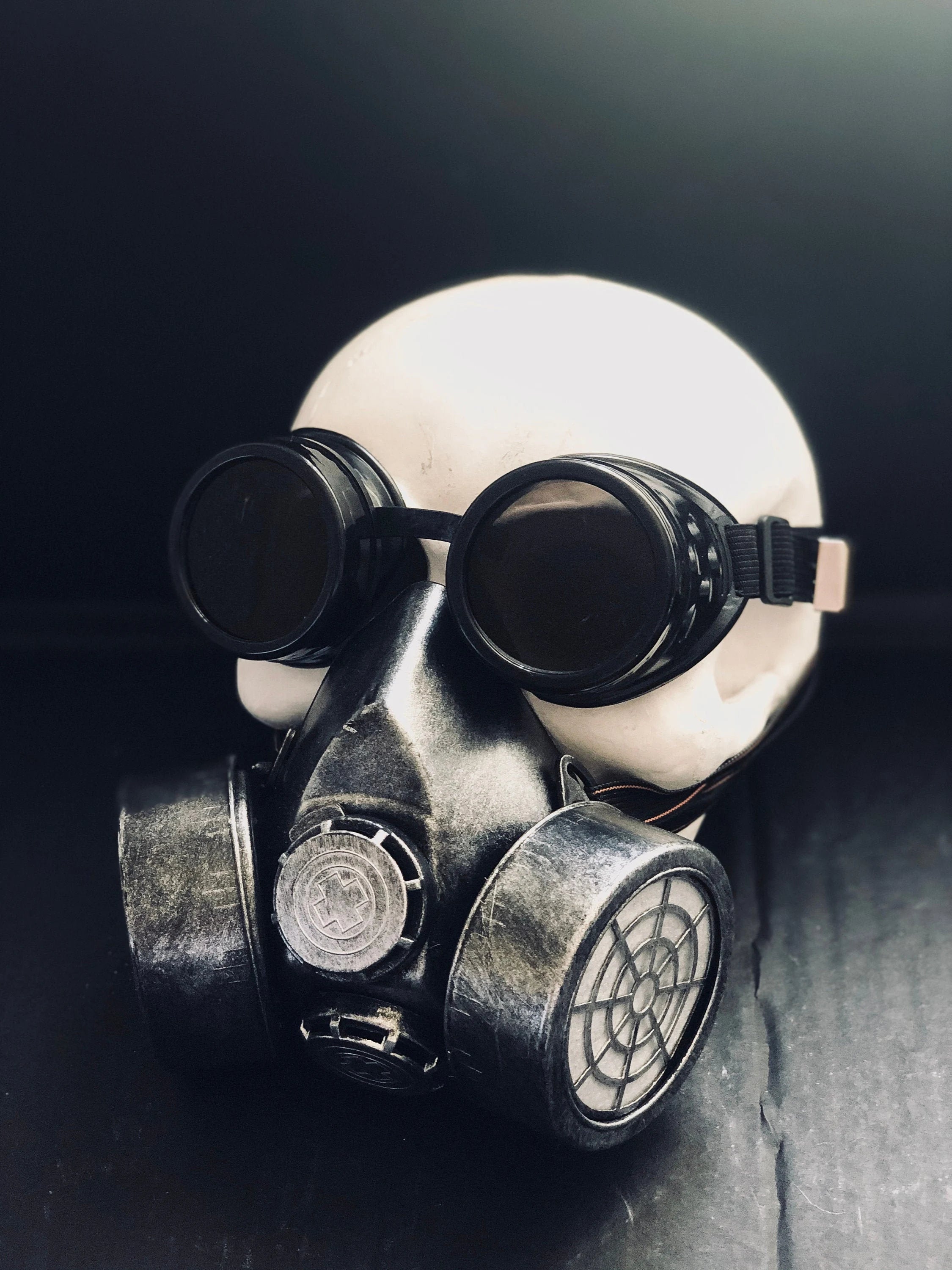 Obsidian Sentinel – Cosplay Gas Mask with Black Goggles