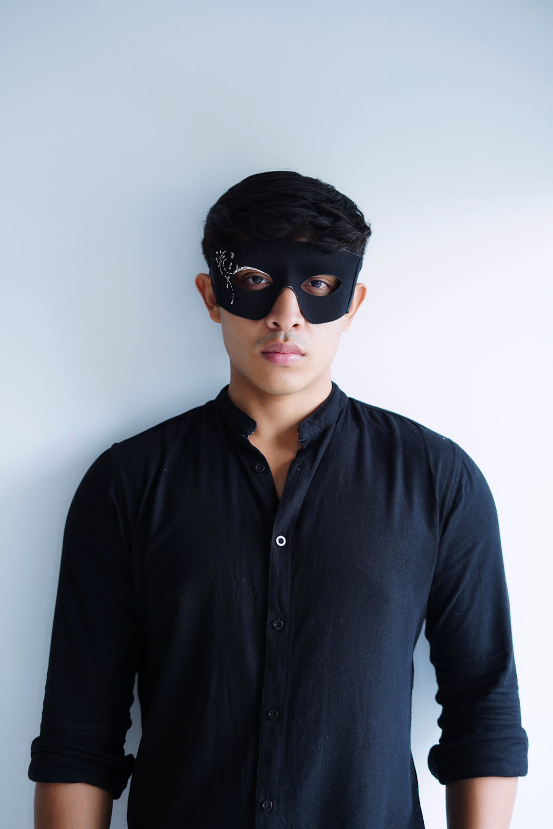 Men’s black masquerade mask with matte finish for elegant parties.