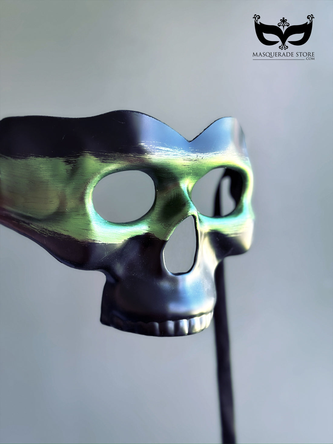 Green and black skull masquerade mask with gothic design, perfect for costume parties and Venetian-inspired events.