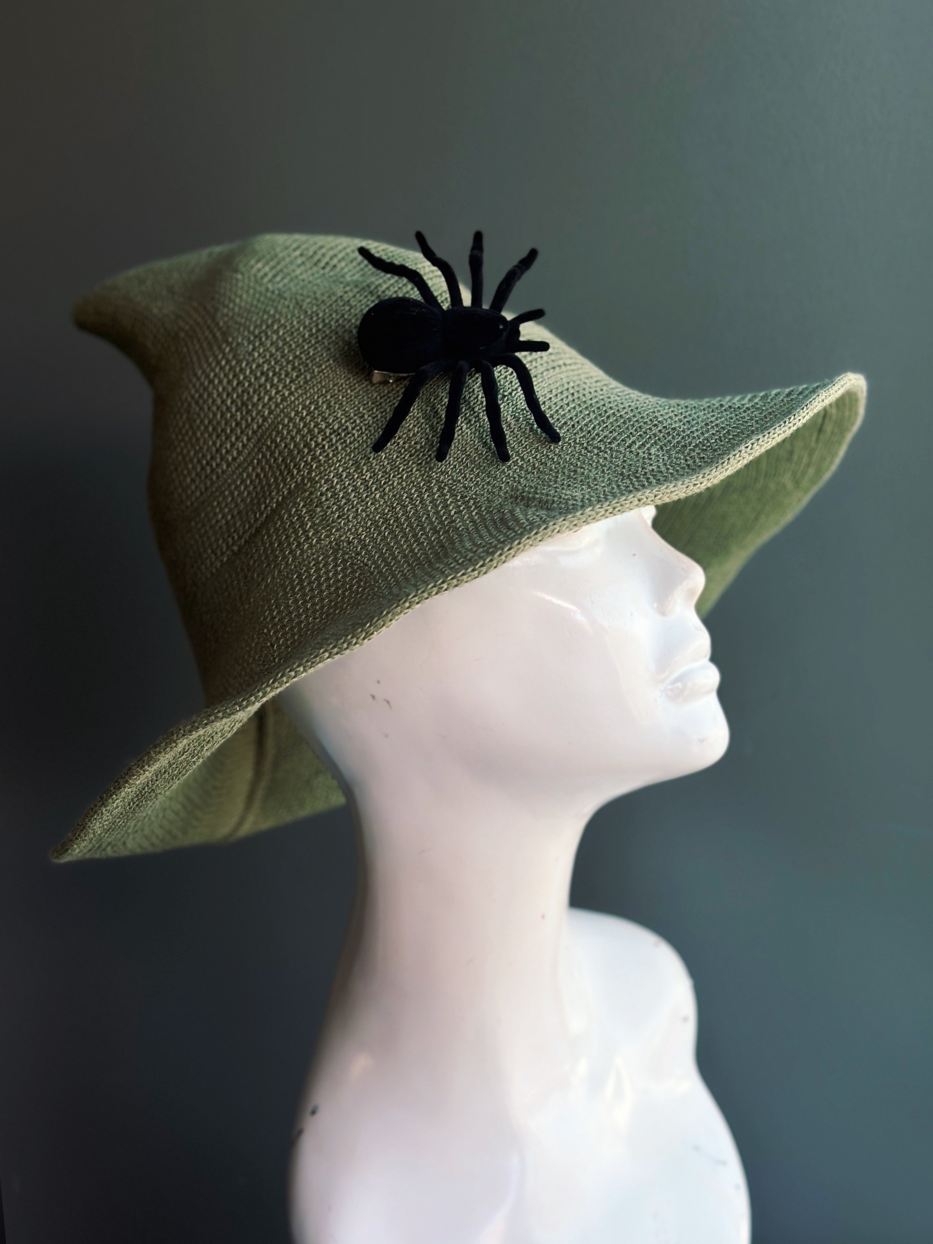 green witch hat with removable black spider accent clip for halloween