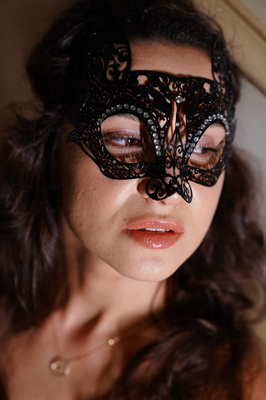 Women’s black rhinestone cat masquerade mask with elegant metal details.